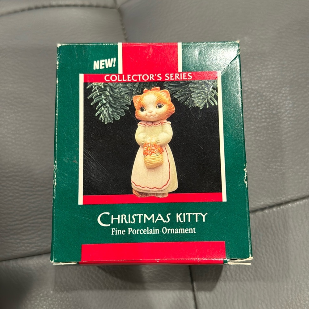 Hallmark Keepsake Ornament‎ 1989 "Christmas Kitty" with box.